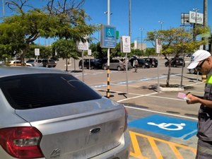 Operação autua 47 estabelecimentos por desrespeito às vagas para idosos e deficientes