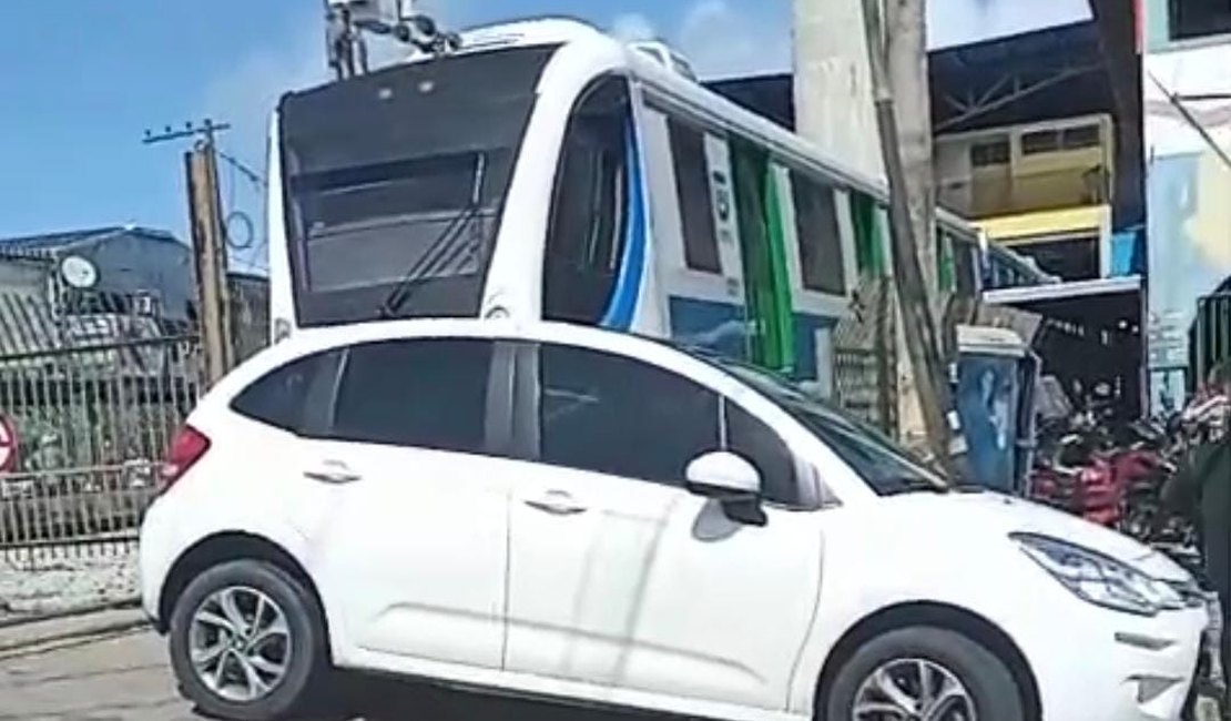 Carro estacionado próximo à linha férrea quase provoca acidente com VLT
