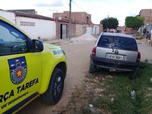 Homem suspeito de assalto se envolve em acidente, deixa feridos e foge a pé