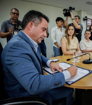 Governador entrega ambulâncias do Samu e autoriza construção de mais duas escolas