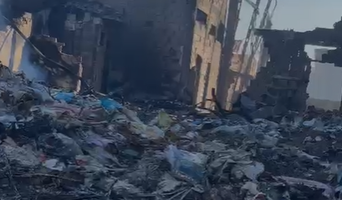 [Vídeo] Moradores vizinhos à fábrica que incendiou em Arapiraca estão revoltados com a sujeira e a proliferação de insetos no local