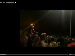 Manifestantes derrubam estátua de Hugo Chávez na Bolívia