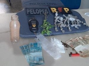 Polícia prende trio e apreende pés de maconha, trouxinhas de maconha e dinheiro, em residência