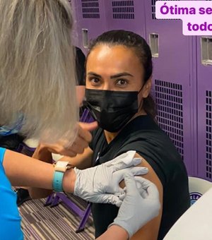 Jogadora Marta recebe primeira dose de vacinação contra a covid-19