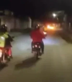 Motoboys protestam na frente da casa da protetora de animais acusada de ameaça em Arapiraca