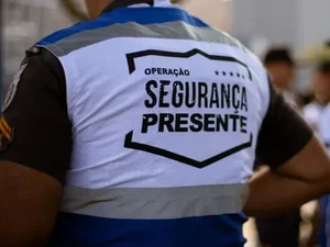 Agentes resgatam bebê de 8 meses em ponto de venda de drogas no RJ