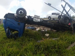 Caminhão capota e deixa duas vítimas fatais e pessoas feridas na BR-101