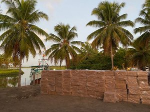 Polícia Civil apreende cerca de mil caixas de cigarros em embarcação na cidade de Piaçabuçu