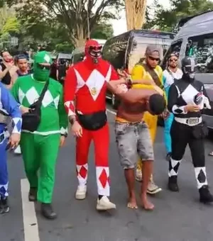 Policiais “Power Rangers” prendem homem durante carnaval de SP