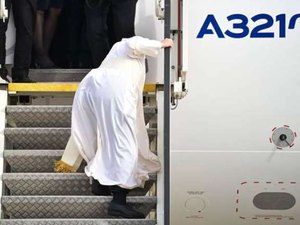 Papa Francisco tropeça em escada de avião na Grécia