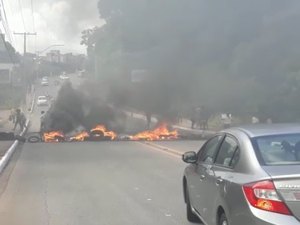 Moradores de grota fecham avenida Leste/Oeste em Maceió 