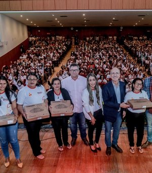 Prefeito Ronaldo Lopes inicia distribuição de 1.900 computadores para professores e estudantes