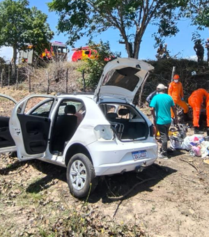 Quatro pessoas ficam feridas em acidente com carro que caiu em ribanceira em Penedo