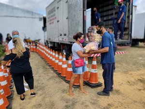 Entrega de cestas básicas no Benedito Bentes vai até o dia 3