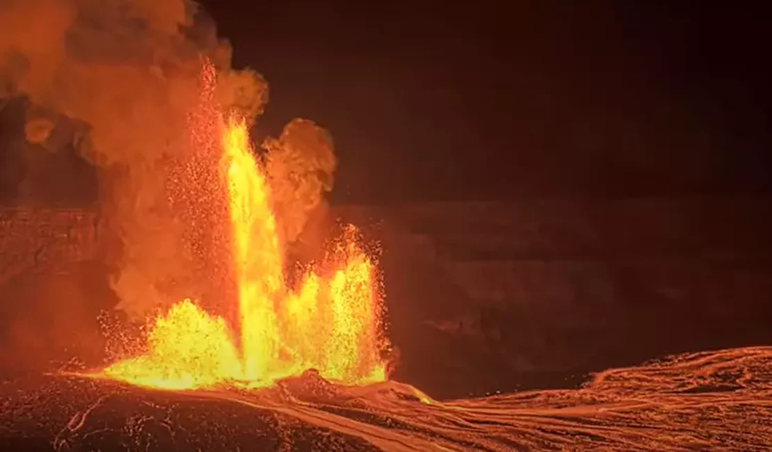 Vulcão entra em erupção com colunas de lava de 300 metros no Havaí
