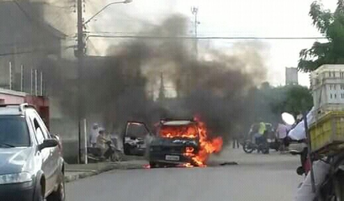 Carro pega fogo em via pública de Arapiraca