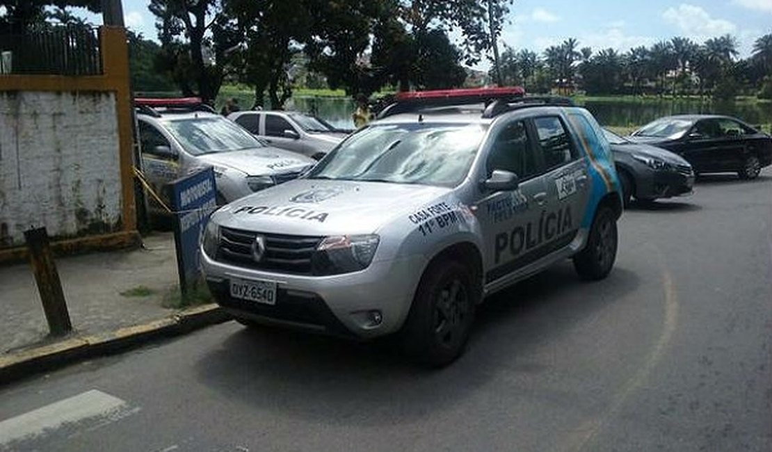 Policial atira na cabeça do outro dentro de viatura no Recife