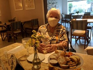 Idosa completa 100 anos e passa segundo aniversário sem festa devido à pandemia