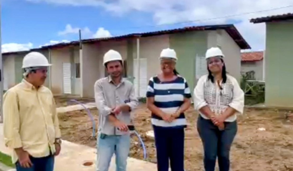 Tia Júlia vistoria obras de 400 casas em Palmeira dos Índios e anuncia entrega