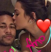 Assumiram! Neymar ganha beijo de feliz ano novo de Bruna Marquezine