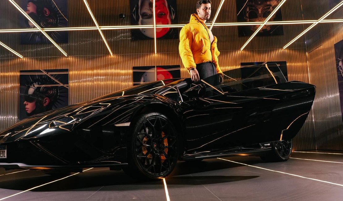 Carlinhos Maia abre mansão e mostra coleção de carros de luxo: 'realizado'