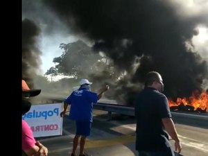 [Vídeo] Funcionários interditam AL 101 Sul em protesto contra a privatização da água