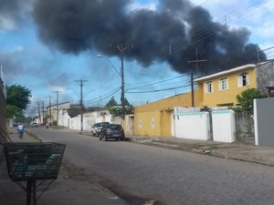 Fogo atinge depósito de materiais recicláveis na parte alta de Maceió