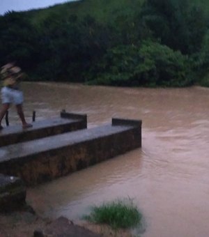 [Vídeo] Rio Jacuípe transborda e águas invadem ruas da cidade