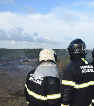 Corpo de Bombeiros atua no combate ao fogo em vegetação em Palmeira dos Índios