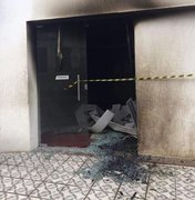 Criminosos invadem agência do Bradesco e ateiam fogo com coquetel molotov