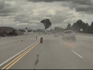 [Vídeo] Carro 'voa' após ser atingido por pneu que se soltou de outro veículo nos EUA