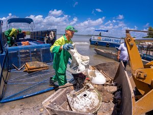 Em dois meses, Ecoboats retiraram mais de 130 toneladas de lixo da Lagoa Mundaú