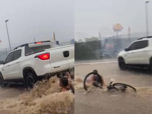 [Vídeo] Homem é levado por enxurrada e fica preso debaixo de caminhonete, em Maceió