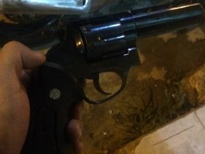 Homem é preso dentro de casa com arma de fogo, em Maceió