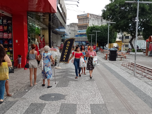 [Vídeo] Arapiraquenses vão às compras de Natal e aquecem as vendas no comércio da cidade