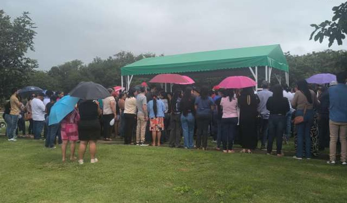 Familiares e amigos se despedem de servidora da Educação em Palmeira