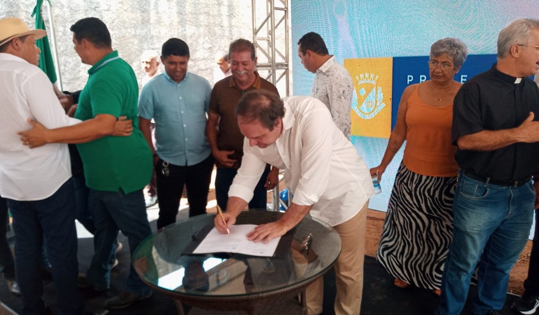 Luciano Barbosa assina ordem de serviço para construção de creche no Canaã