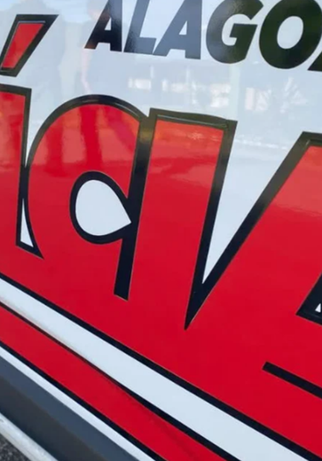 Artefato explosivo é lançado contra carro e duas pessoas ficam feridas em Arapiraca