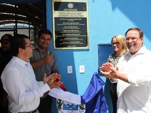 Luciano Barbosa beneficia 68 escolas com equipamentos sociais