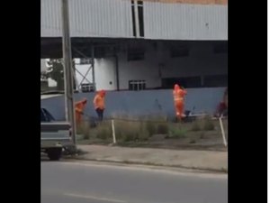 Homens da Limpel são flagrados fazendo limpeza em área privada
