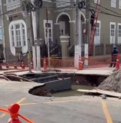 Tubulação da BRK rompe e abre cratera gigante na Avenida da Paz, em Maceió