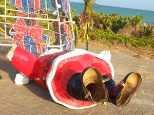 'Papai Noel' de 1,5 metros de decoração natalina é vandalizado, em Maceió