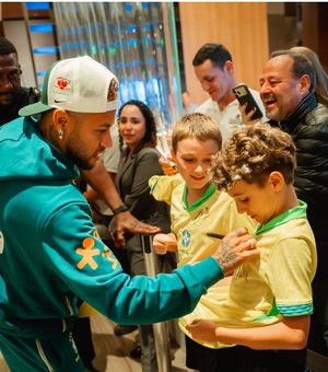 Com apoio de torcedores, Seleção Brasileira chega a hotel no Rio