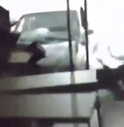 [Vídeo] Imagens mostram instante em que veículo invade loja na parte baixa de Maceió
