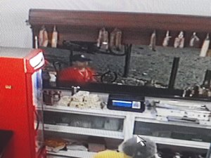 [Vídeo] Dupla assalta Casa do Queijo em Olho d'Água das Flores na noite de quarta (17)