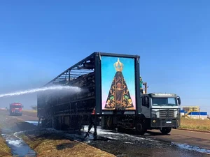Painel de Nossa Senhora Aparecida fica intacto após fogo destruir carreta de algodão;