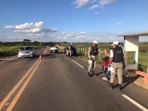 Blitz na AL 115 flagra motociclistas sem capacete e condutores inabilitados no Agreste