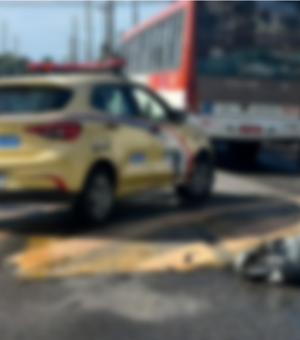 Motociclista morre após cair e ser atingida por veículo na Serraria, em Maceió