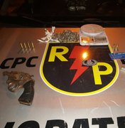 Dupla é presa com revólveres e drogas na parte alta de Maceió
