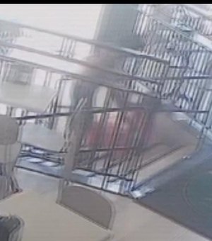 [Vídeo] Homem é preso por agredir companheira e ameaçar funcionária de restaurante em Maceió
